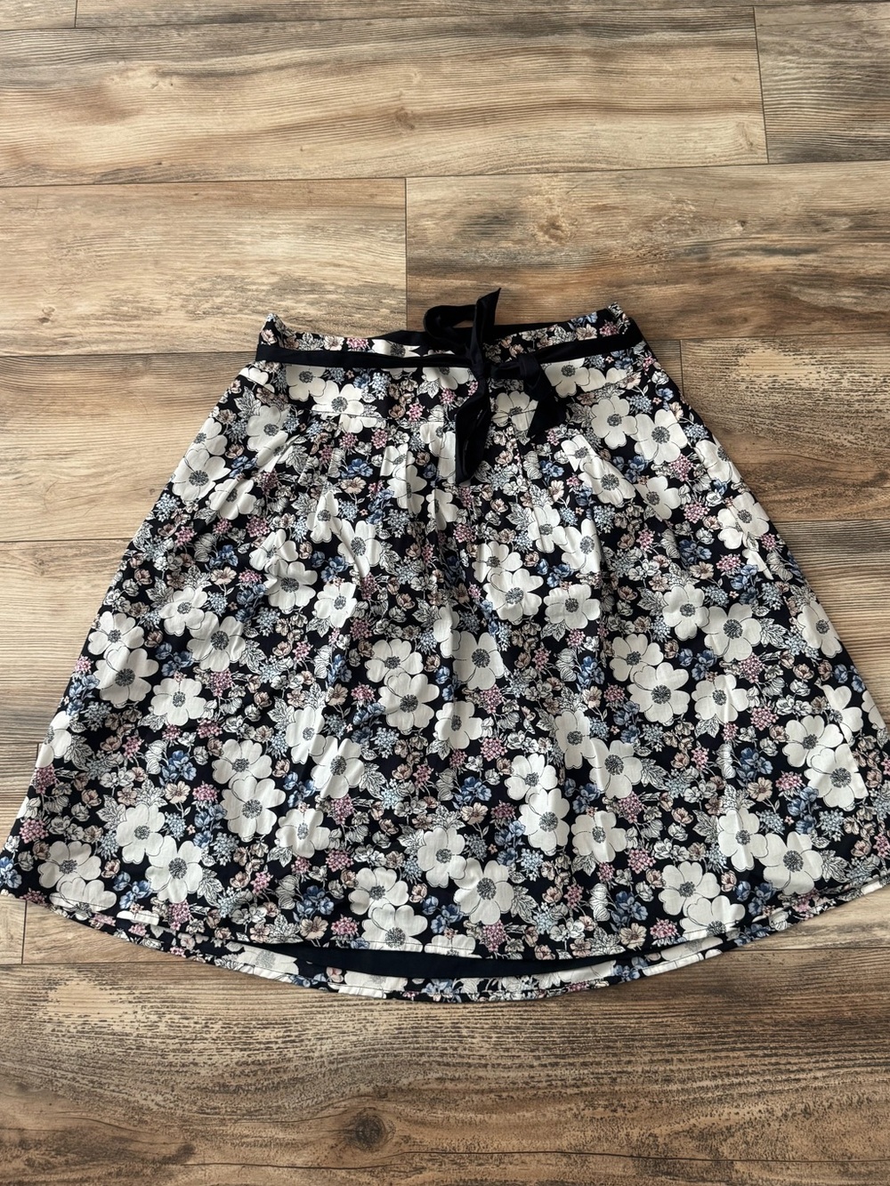 Ann Taylor A-line Skirt with Black tie size 6 NWT black white purple Blue Floral - Picture 2 of 8